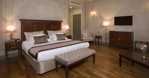 palazzo-donizetti-hotel-corner-suite-room_5411