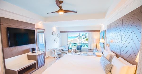 panama-jack-resorts-cancun-junior-suite-ocean-view-01_2098