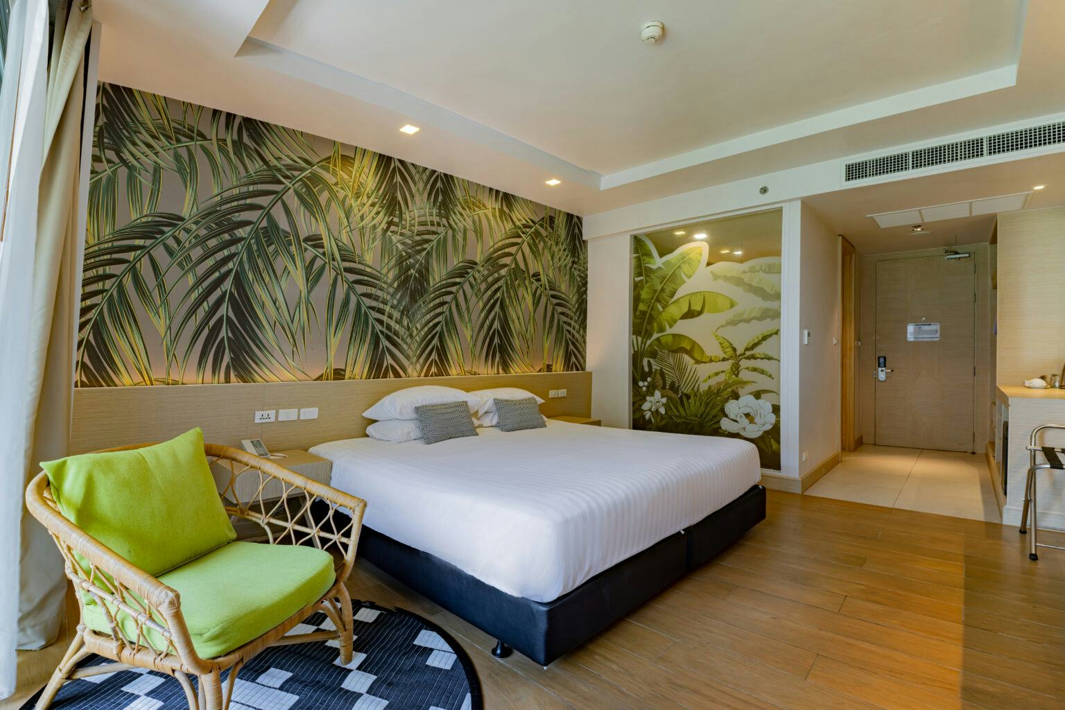 panan-krabi-resort-deluxe-pool-view-room-01_10174