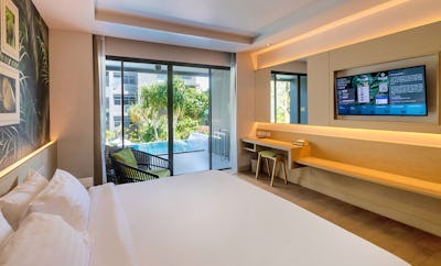 DELUXE WITH PRIVATE OUTDOOR WHIRL POOL