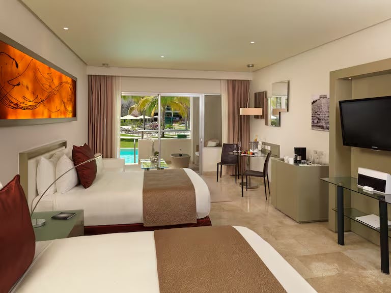 Family Concierge Junior Suite Swim Up