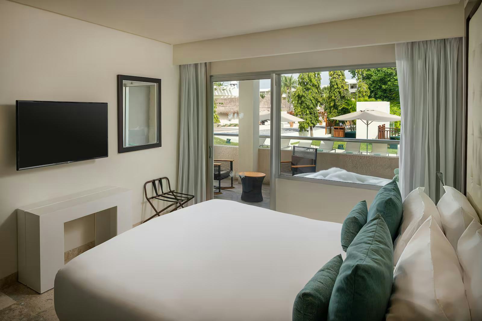 Family Concierge Master Swim Up Suite