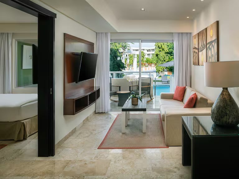 Family Concierge Swim Up Suite