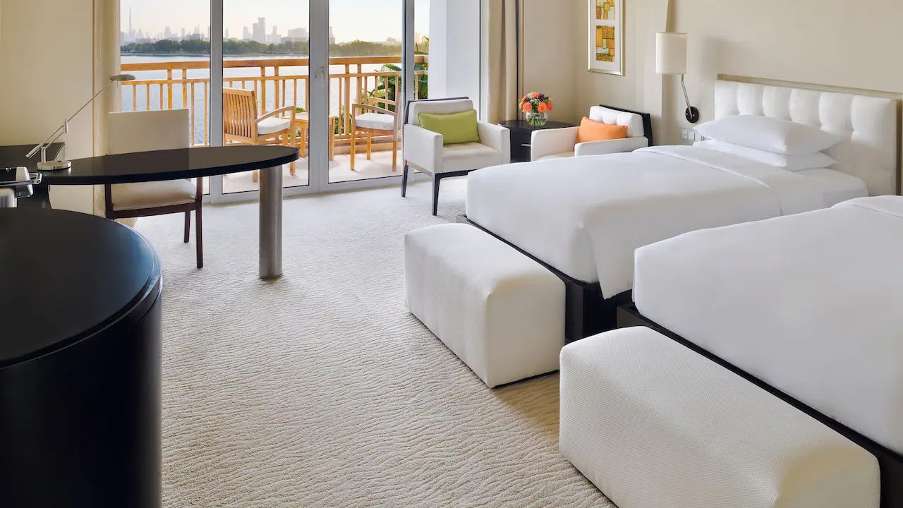 2 Twin Beds Skyline View