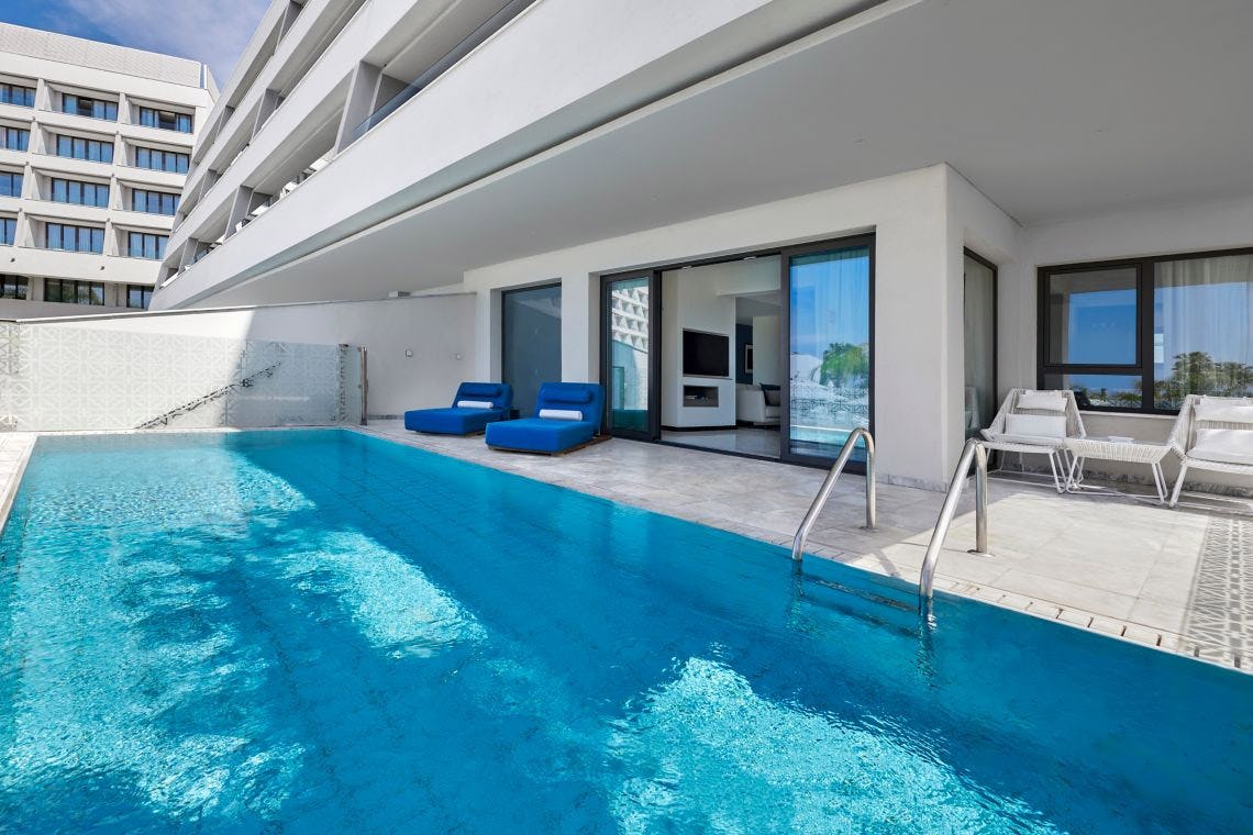 parklane-a-luxury-collection-resort-and-spa-limassol-cyprus-lifestyle-suite-with-pool_12845