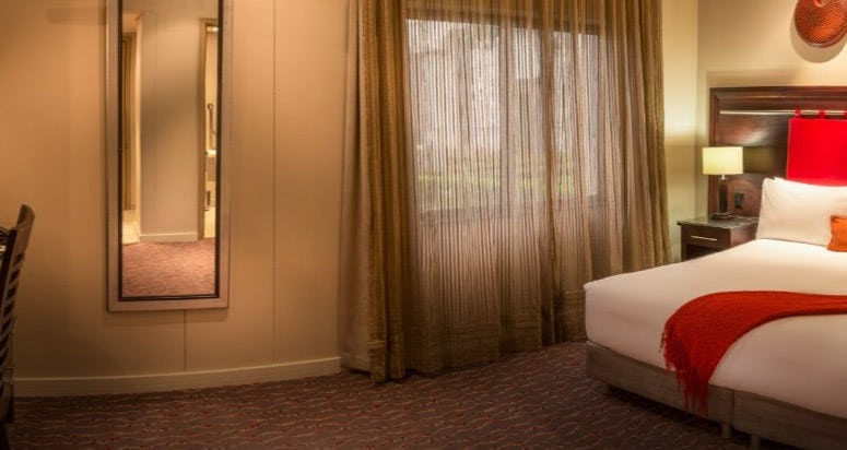 Universal Accessible Room (1 King Bed)