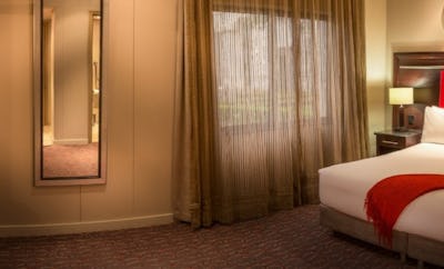 Universal Accessible Room (1 King Bed)