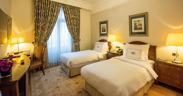 pera-palace-hotel-jumeirah-istanbul-deluxe-pera-view-twin-room_5474