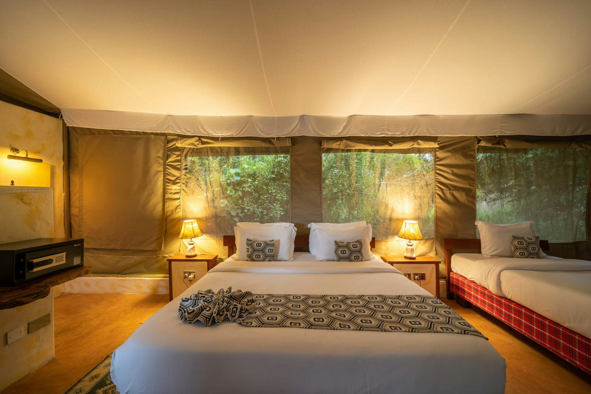 prideinn-mara-camp-masai-mara-luxury-river-view-tent-01_9977