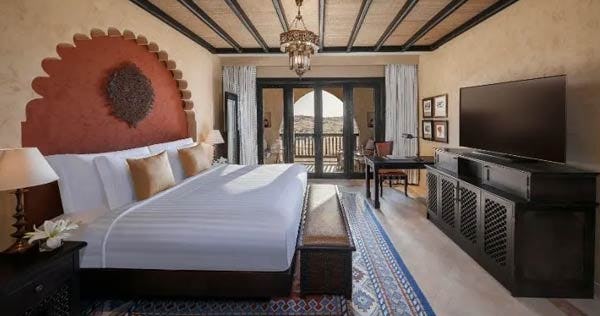 qasr-al-sarab-desert-resort-by-anantara-deluxe-balcony-room-01_2142
