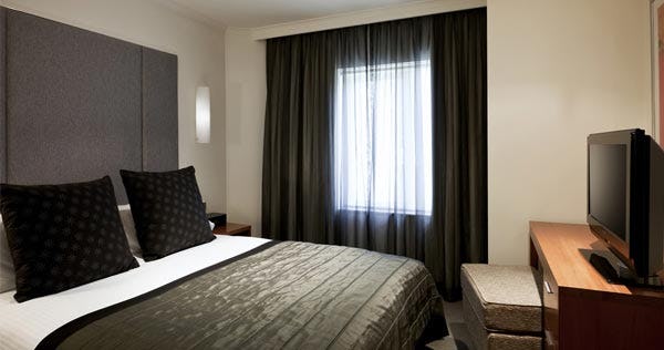 quay-west-suites-sydney-1-bedroom-city-view-apartment-01_1123