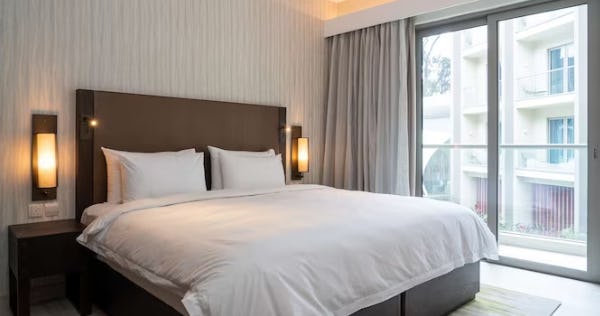 radisson-blu-hotel-and-residence-nairobi-superior-pool-view-room_11774