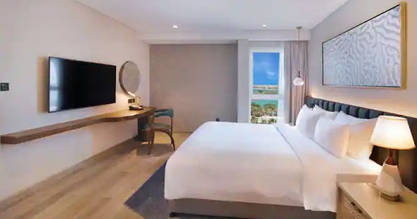 radisson-blu-hotel-and-resort-abu-dhabi-corniche-premium-room-sea-view_2150