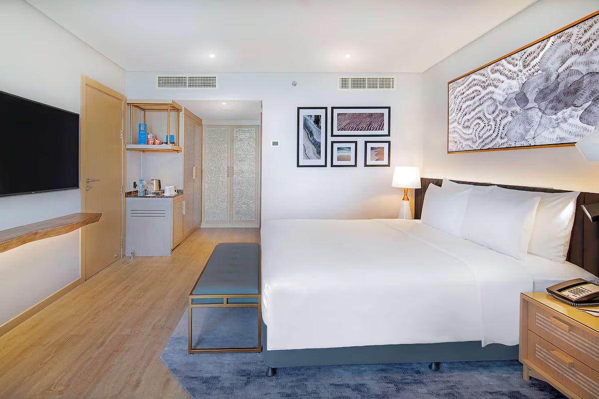 Suite with Lounge Access - City View