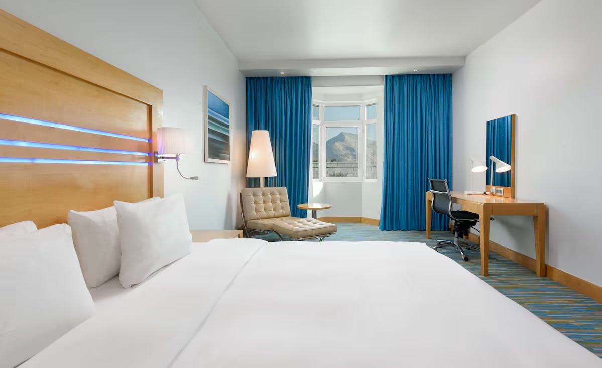 radisson-blu-hotel-muscat-superior-room-pool-view_2218