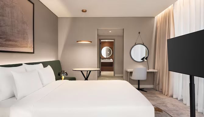 Deluxe Suite with Lounge Access