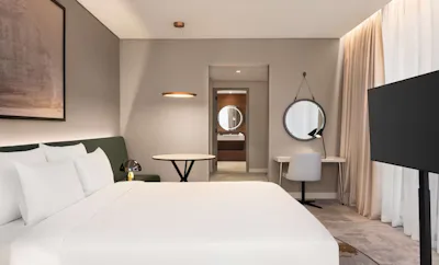 Deluxe Suite with Lounge Access