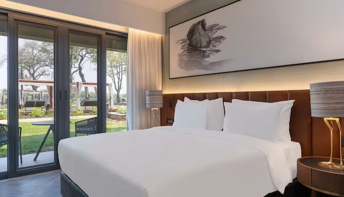 radisson-blu-mosi-oa-tunya-livingstone-resort-premium-room-with-terrace-zambezi-river-view_12307
