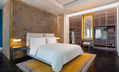 Crescent Signature Suite with 1 double bed