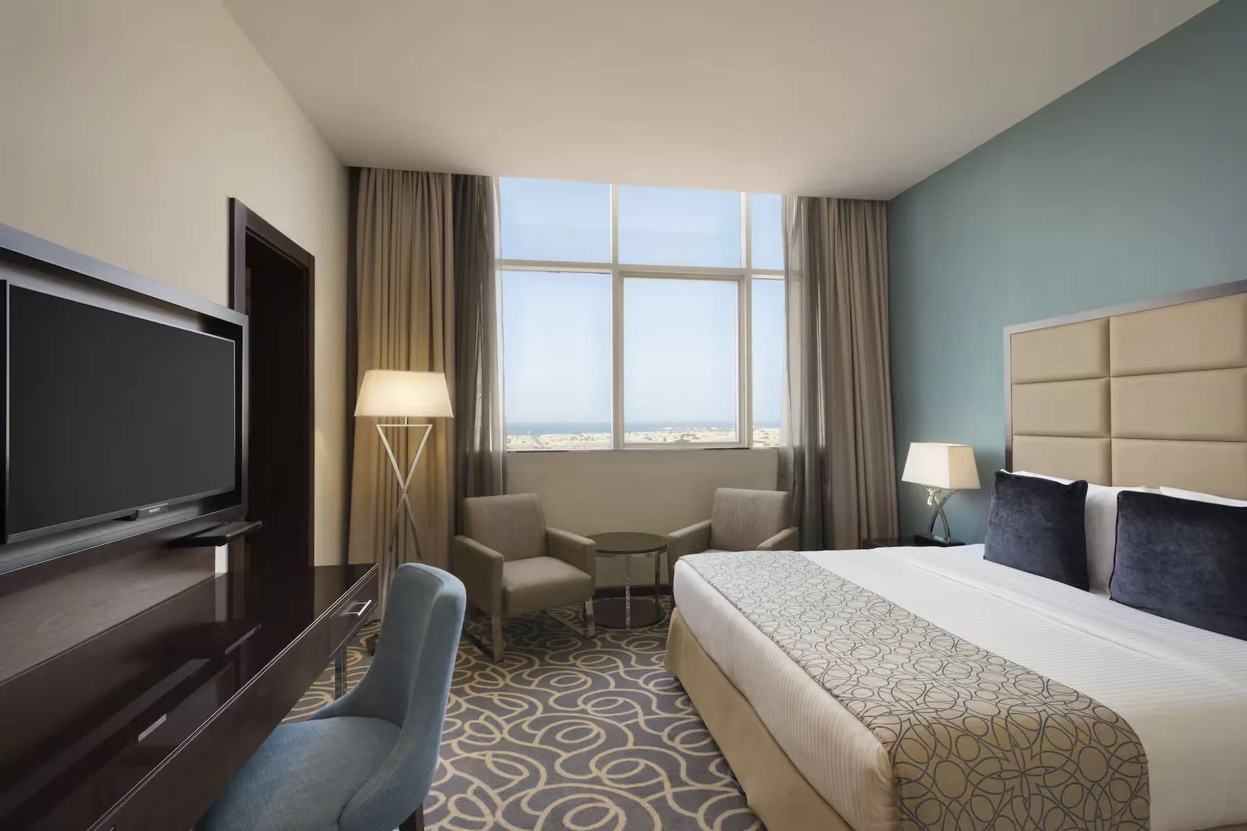 ramada-by-wyndham-abu-dhabi-corniche-deluxe-sea-view-1-king-bed_7610