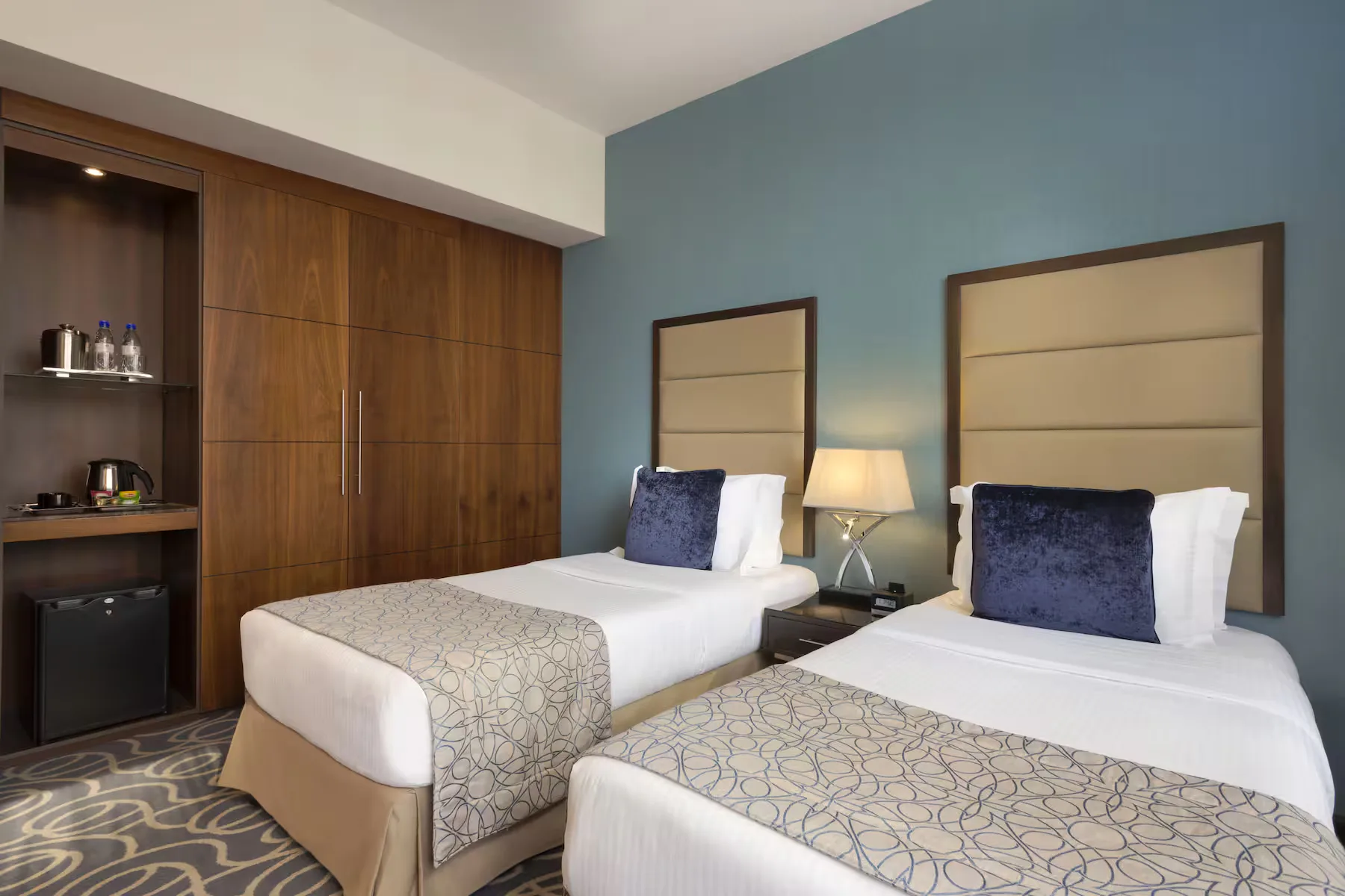 ramada-by-wyndham-abu-dhabi-corniche-deluxe-sea-view-1-twin-bed_7610