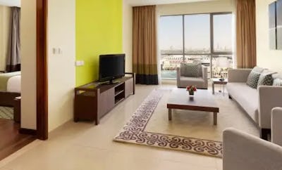 1 King Bedroom Apartment, City View, Smoking