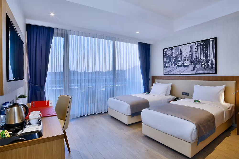 ramada-by-wyndham-istanbul-old-city-istanbul-turkey-2-twin-beds-executive-room_1871