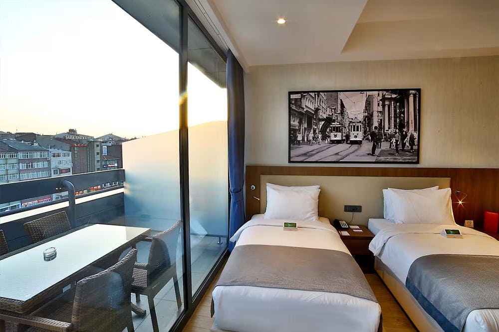 ramada-by-wyndham-istanbul-old-city-istanbul-turkey-2-twin-beds-terrace-suite_1871