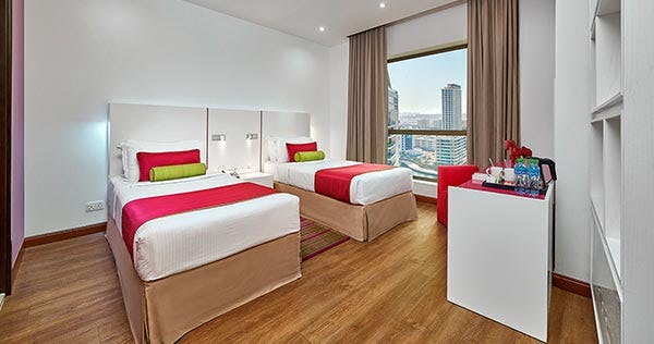ramada-hotel-and-suites-by-wyndham-jbr-dubai-deluxe-room-twin-beds_6657