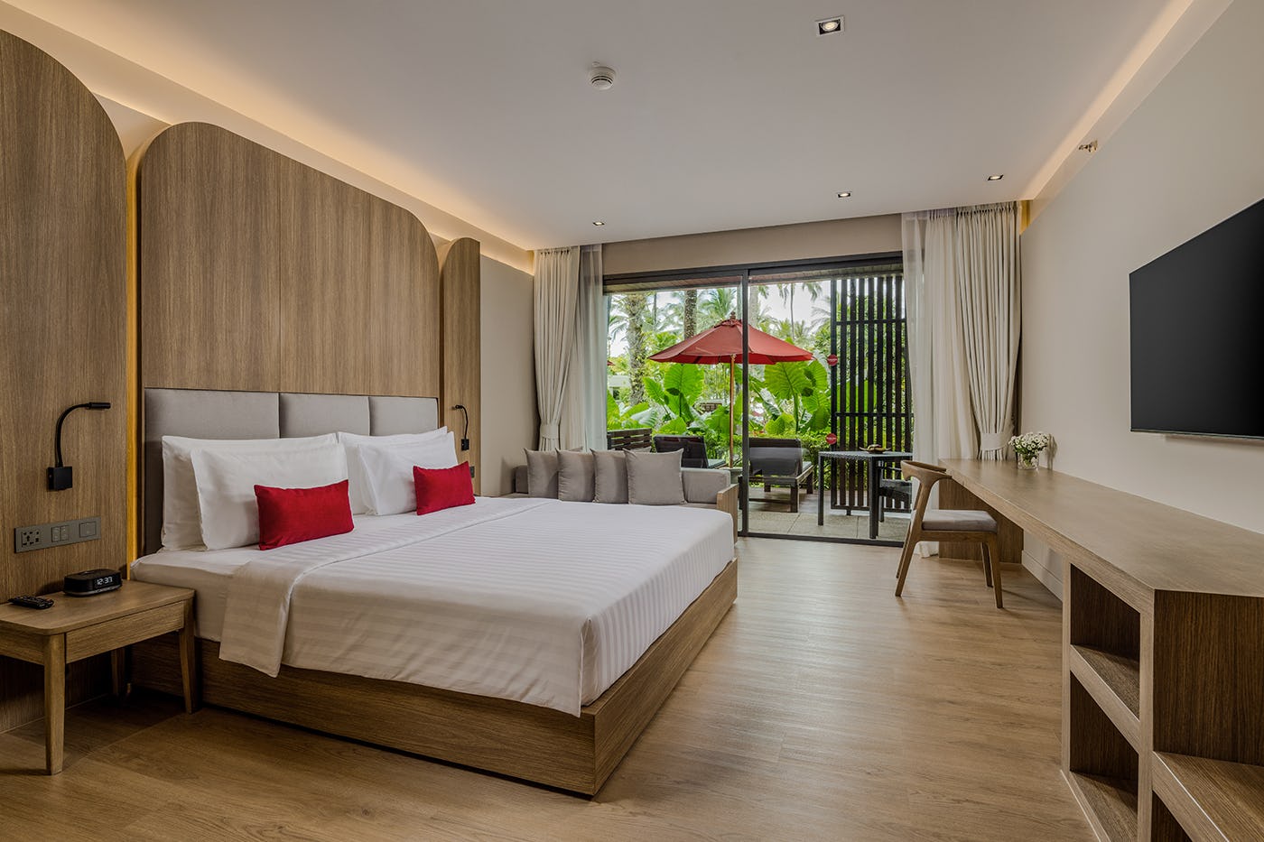 ramada-resort-by-wyndham-khao-lak-deluxe-jet-tub-lanai-room-01_3952