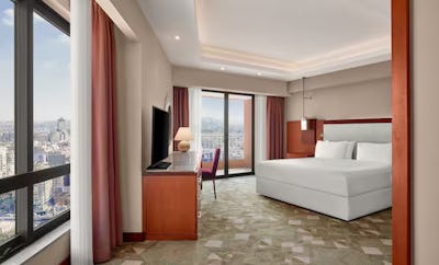 King Executive Corner Room with City View