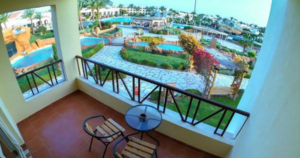 regency-plaza-aqua-park-and-spa-resort-sharm-el-sheikh-deluxe-room-with-pool-view-02_2013