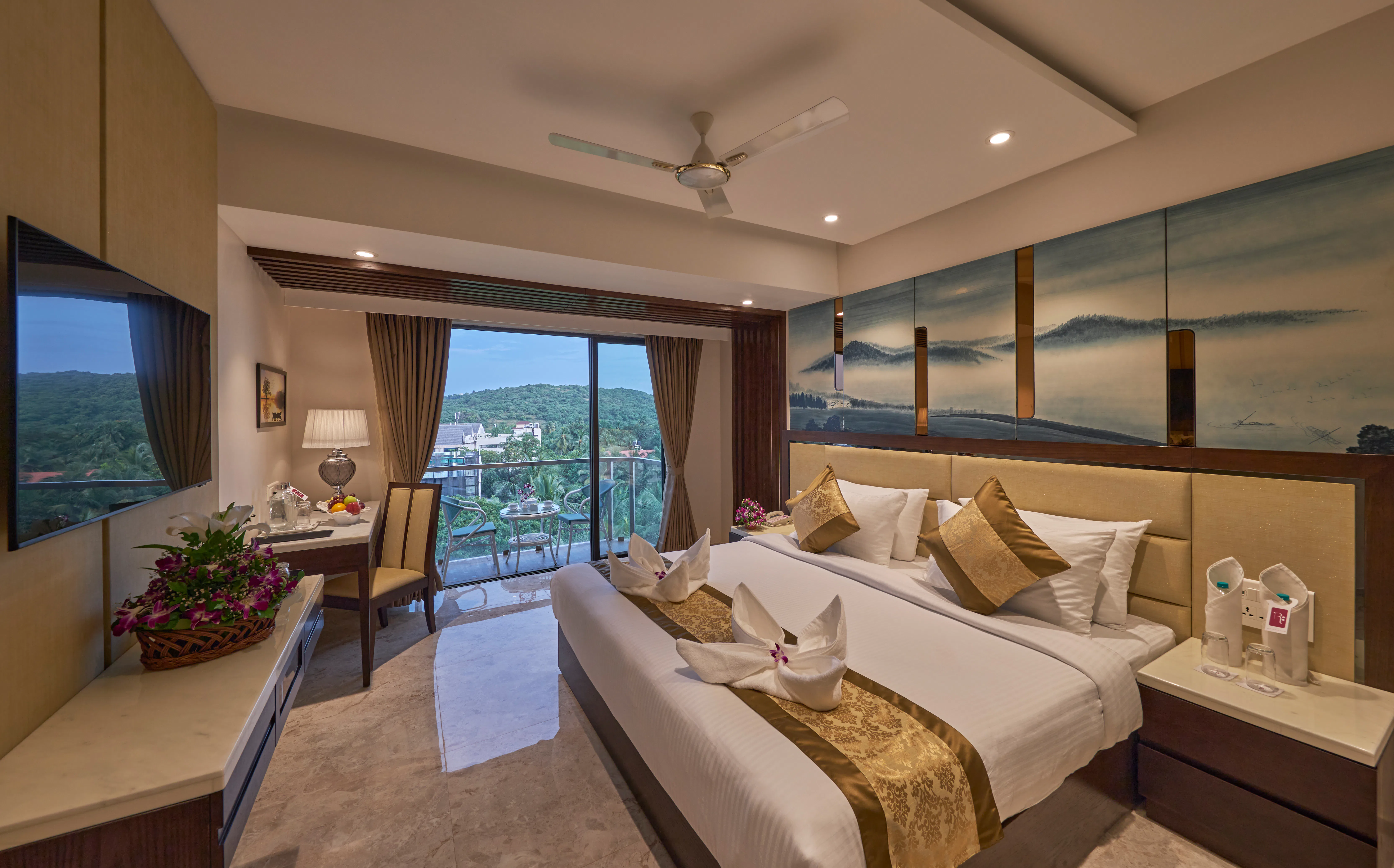 Club Room with Balcony