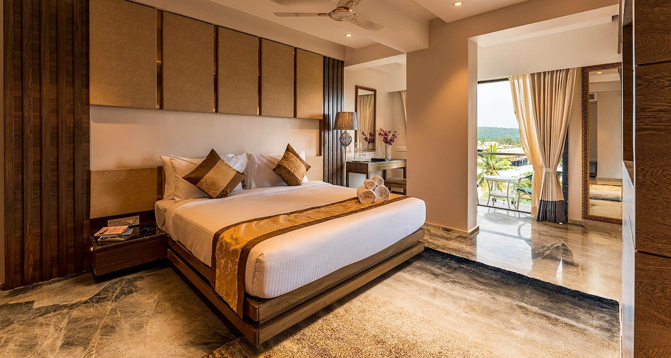 regenta-central-imperial-candolim-goa-deluxe-room-with-balcony-01_13071