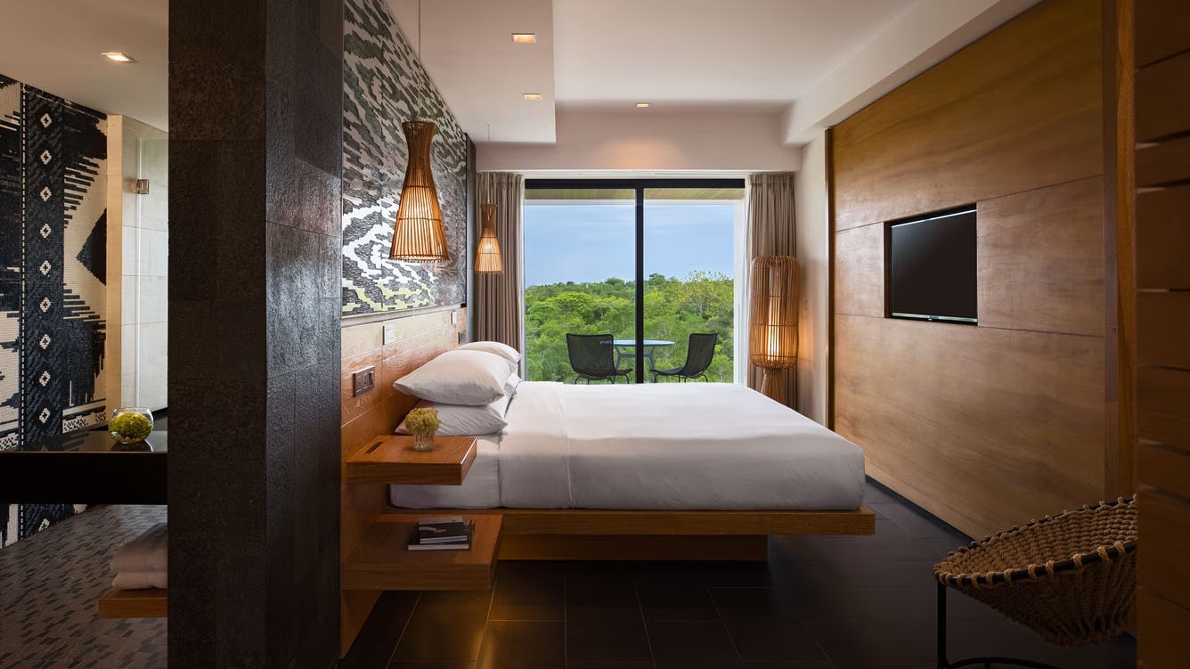 renaissance-bali-uluwatu-resort-and-spa-1-king-garden-view-balcony-01_13075