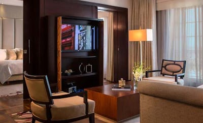 Executive Suite, Club lounge access, 1 Bedroom Executive Suite, 1 King, Pool view