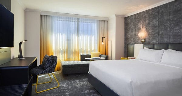 renaissance-new-york-times-square-hotelstarrating-guest-room-01_806