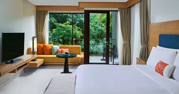 renaissance-phuket-resort-and-spa-1-bedroom-suite-1-king-garden-view-corner-room-balcony_2832