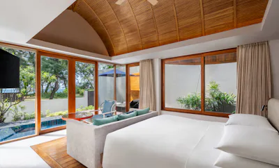 1 King, Oceanfront, Beach front access, Plunge pool