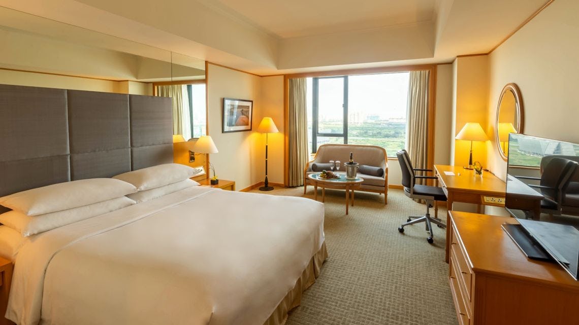 renaissance-riverside-hotel-saigon-r-club-river-view_4953