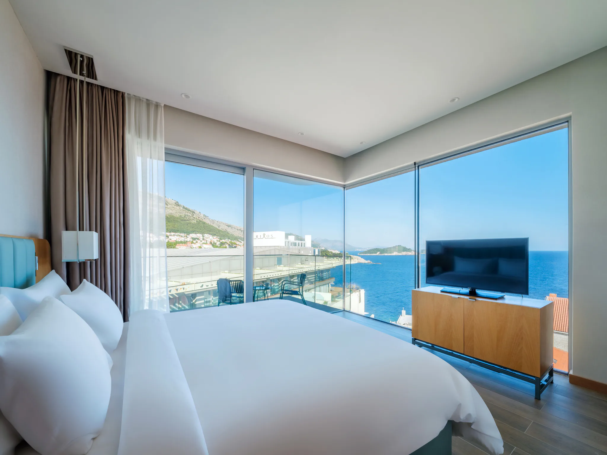 rixos-premium-dubrovnik-corner-suite-sea-view-with-king-size-bed-01_13740