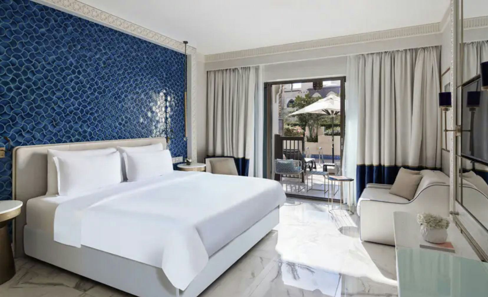 PREMIUM POOL ACCESS ROOM