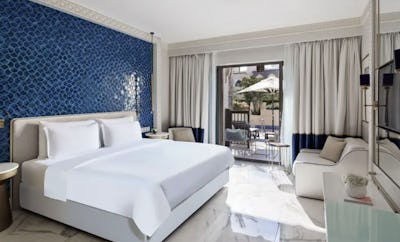 PREMIUM POOL ACCESS ROOM