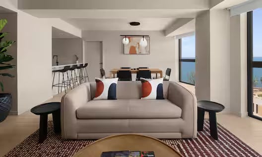 1 KING BEDROOM ROK SUITE WITH FULL KITCHEN