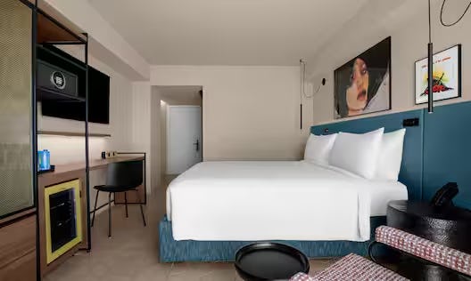 1 KING DELUXE MOBILITY ACCESSIBLE W/ RI SHWR