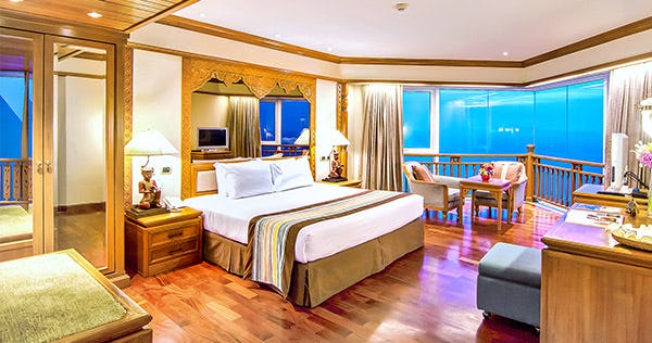 royal-cliff-beach-hotel-thai-heritage-theme-suite-02_140