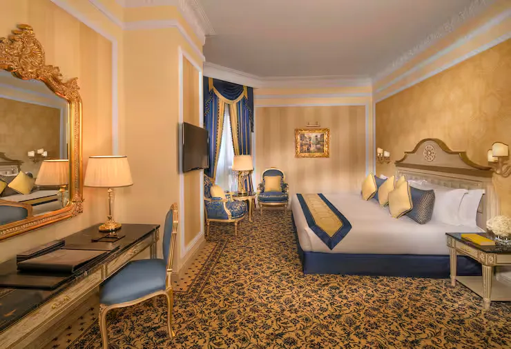 royal-rose-hotel-abu-dhabi-curio-collection-by-hilton-king-deluxe-one-bedroom-suite-with-terrace_7611