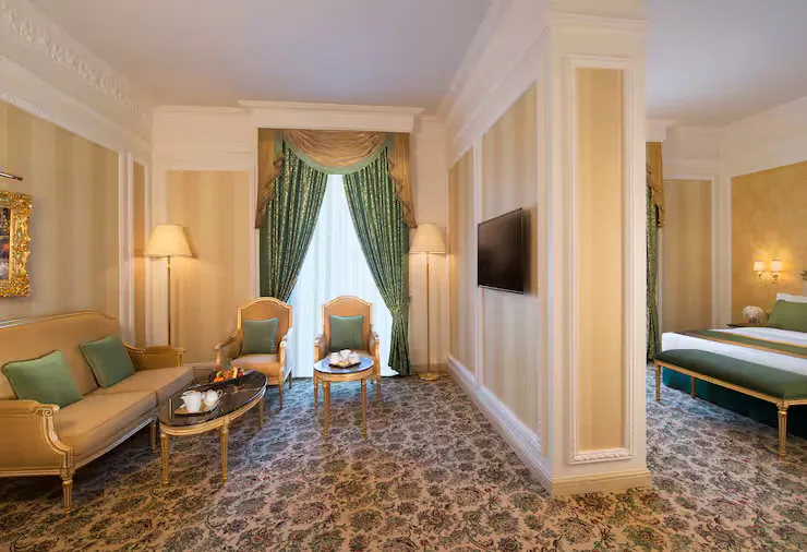 royal-rose-hotel-abu-dhabi-curio-collection-by-hilton-king-family-junior-suite_7611