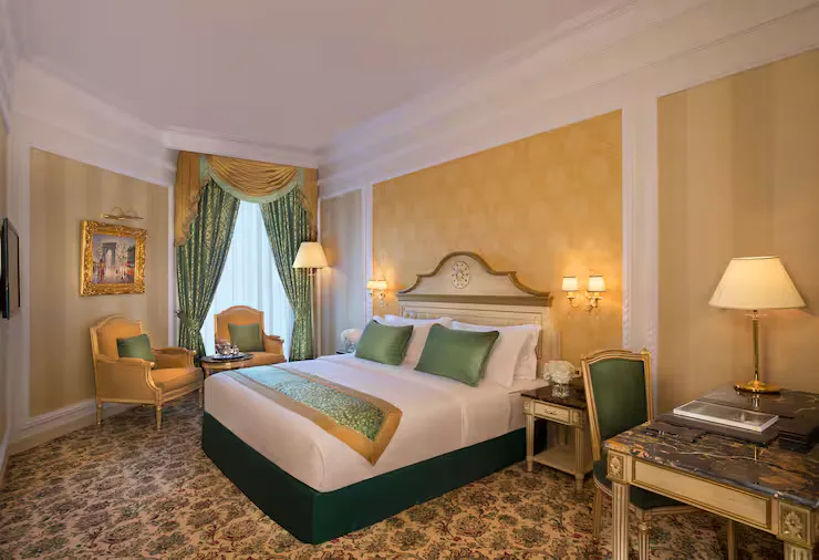 royal-rose-hotel-abu-dhabi-curio-collection-by-hilton-king-guest-room_7611