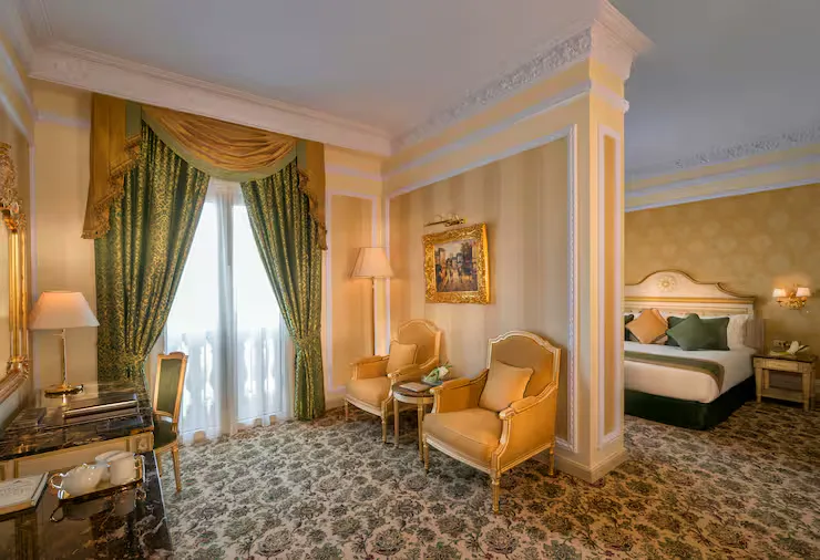 royal-rose-hotel-abu-dhabi-curio-collection-by-hilton-king-junior-suite_7611